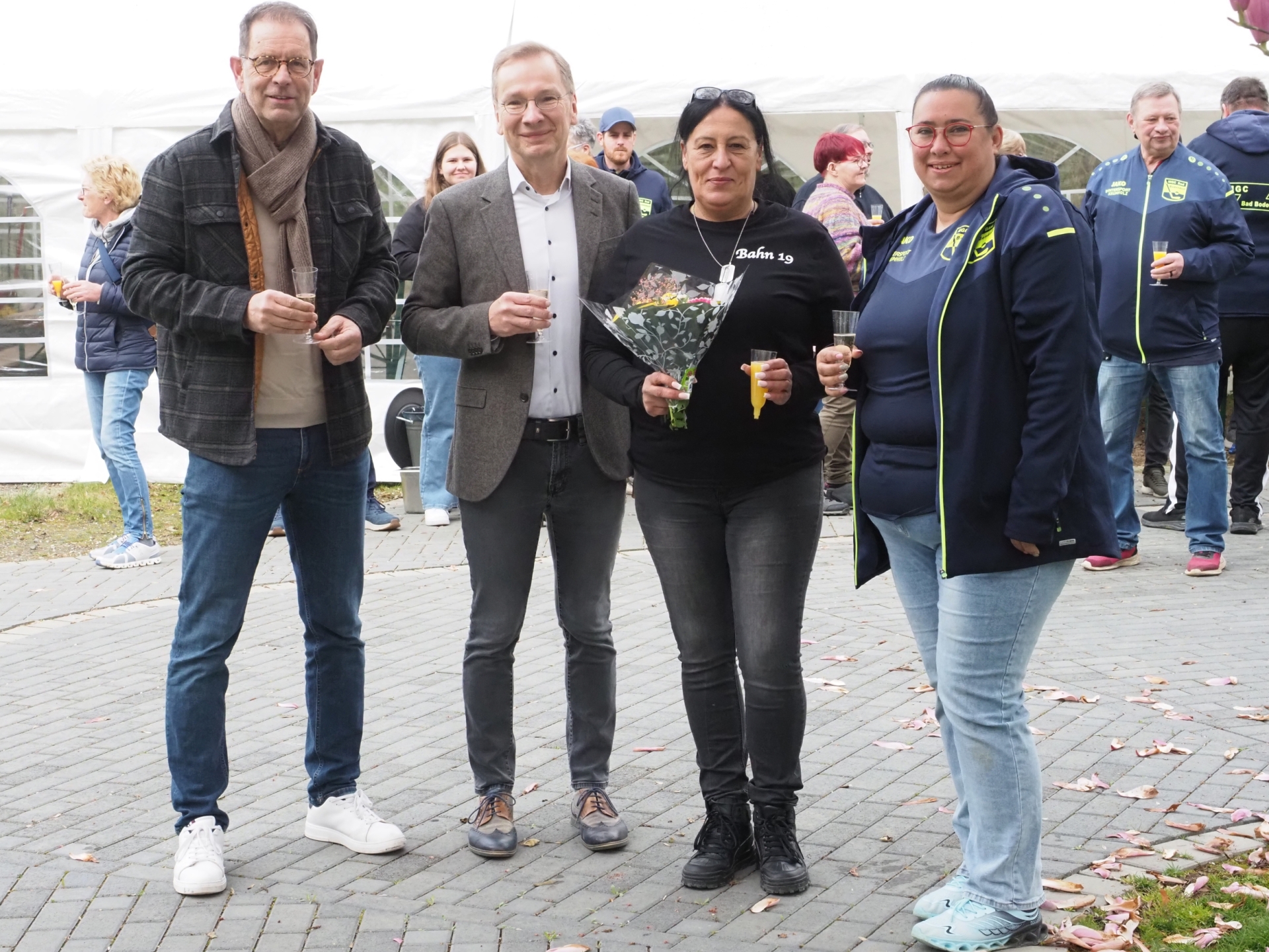 Das Foto zeigt Bürgermeister Andreas Geron, Bad Bodendorfs Ortsvorsteher Jürgen Werf, Gastronomiepächterin Sandra Grimmer und Nicole Hansen vom MGC Bad Bodendorf.