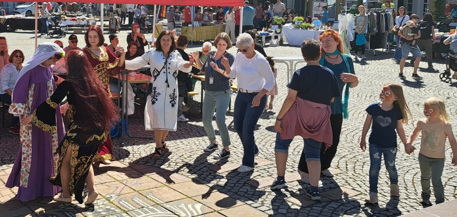 Das Foto zeigt eine Szene des Mitmach-Marktes auf dem Kirchplatz aus den vergangenen Jahren.
