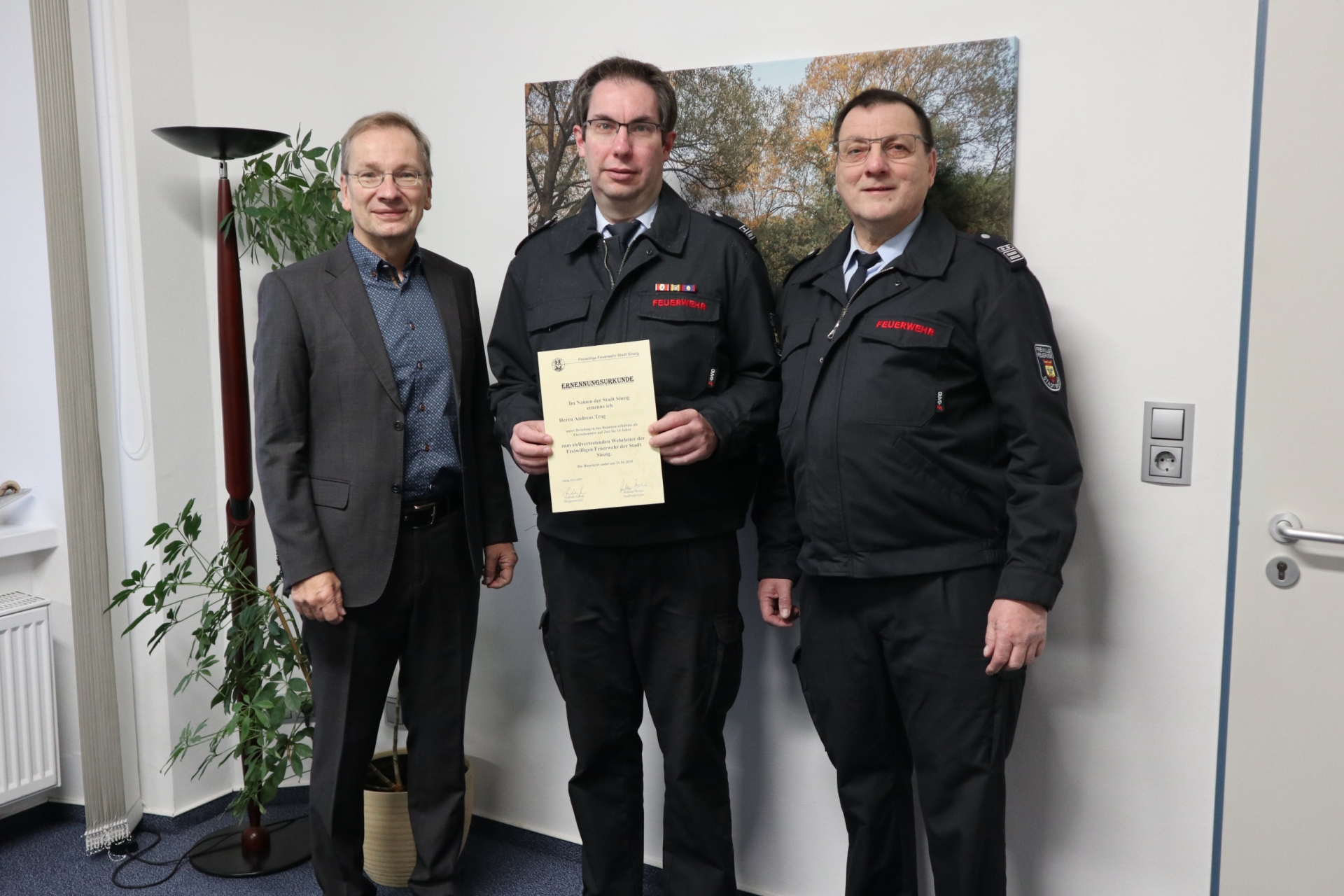 Das Foto zeigt Andreas Trog mit Sinzigs Bürgermeister Andreas Geron und dem Wehrleiter der Stadt Andreas Braun.
