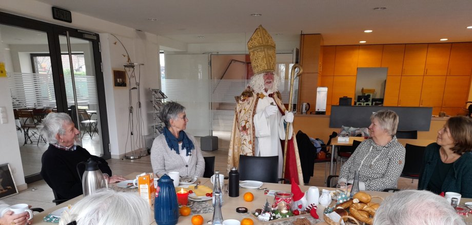 Nikolaus bedankt sich bei den Ehrenamtlichen Das Foto zeigt den Besuch des Nikolauses bei den Ehrenamtlichen der Nachbarschaftshilfe.