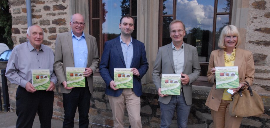 Buchvorstellung im Sinziger Schloss Das Foto zeigt Rudolf Menacher (Autor), Hardy Rehmann (Vorsitzender Förderverein), Gabriel Heeren (Autor), Bürgermeister Andreas Geron und Verlegerin Antje Heel (v.l.) bei der Buchvorstellung.