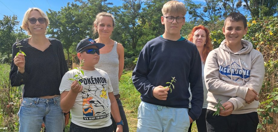 Garten-AG der Janusz-Korczak-Schule im Gemeinschaftsgarten Das Foto zeigt die Mitglieder der Garten-AG der Janusz-Korczak-Schule im Gemeinschaftsgarten.