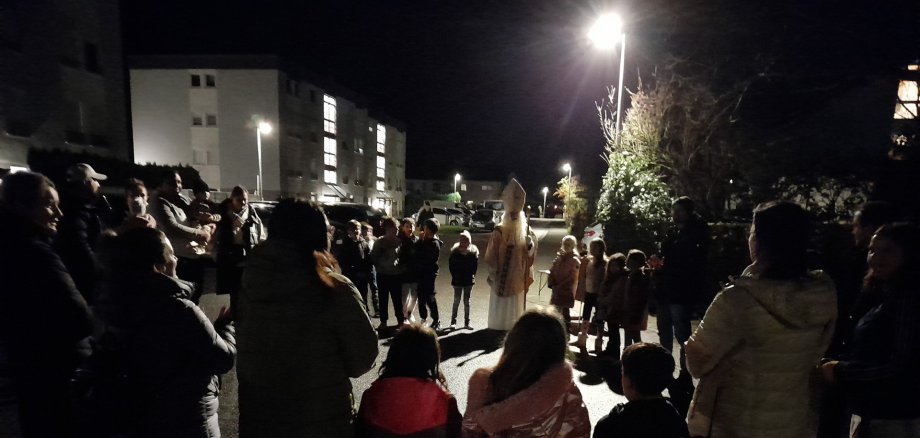 Nikolausbesuch im Sozialraum Das Foto zeigt den Nikolaus bei einem Besuch bei Sinziger Familien.