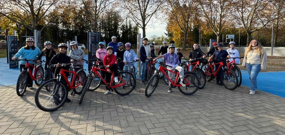 Das Foto zeigt die Fahrrad AG Barbarossaschule Sinzig mit Klimaschutzmanagerin Christin Nikolay.