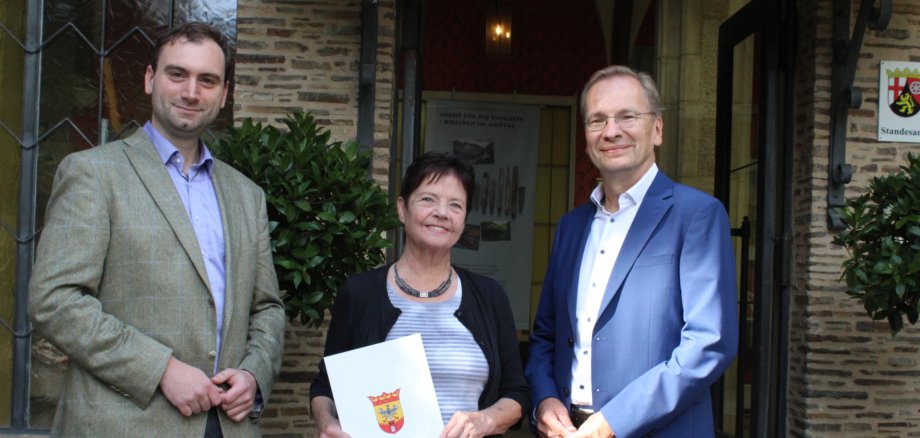 Verabschiedung von Agnes Heeren als Museumsleiterin. Das Foto zeigt Museumsleiterin Agnes Menacher, die von Bürgermeister Andreas Geron (r.) in den Ruhestand verabschiedet wurde. Ihr Nachfolger Gabriel Heeren (l.) wurde als neuer Museumsleiter im Schloss begrüßt.