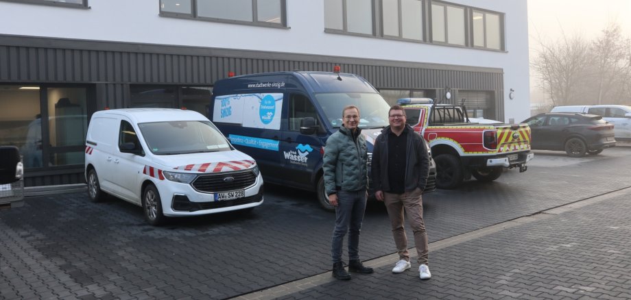 Stadtwerke jetzt im Entenweiherweg 18 in Sinzig Das Foto zeigt Bürgermeister Geron und Werkleiter Lohre vor dem neuen Betriebsgebäude.