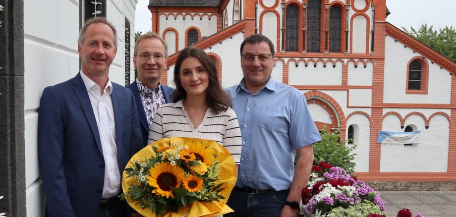 Verstärkung im Bereich „Brand- und Katastrophenschutz“ Das Foto zeigt Bürgermeister Andreas Geron (2.v.l.), Büroleiter Markus Jüris (l.) und Wehrleiter Andreas Braun (r.) mit Albina Greguri.