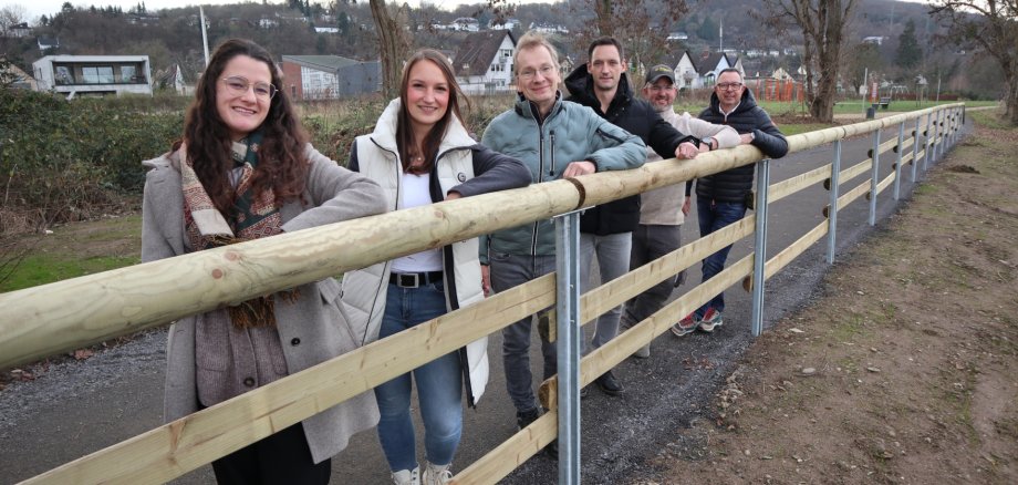 Wiedereröffnung des Ahrradweges Das Foto zeigt Bürgermeister Andreas Geron mit Mitarbeiterinnen der GEWI und der Stadtverwaltung sowie der beteiligten Unternehmen.