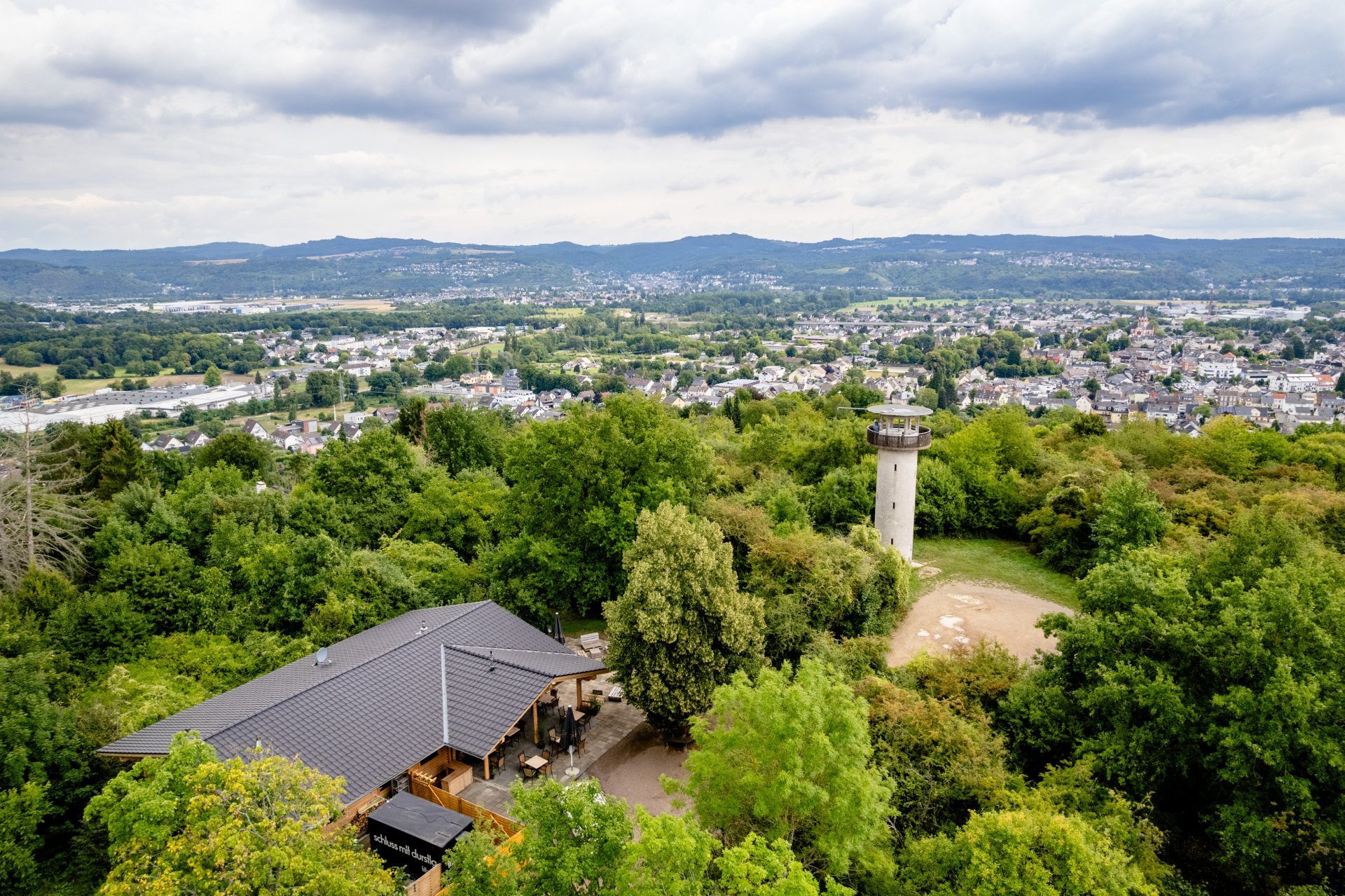 Das Foto ist eine Drohnenaufnahme von der Cäcilia-Hütte.