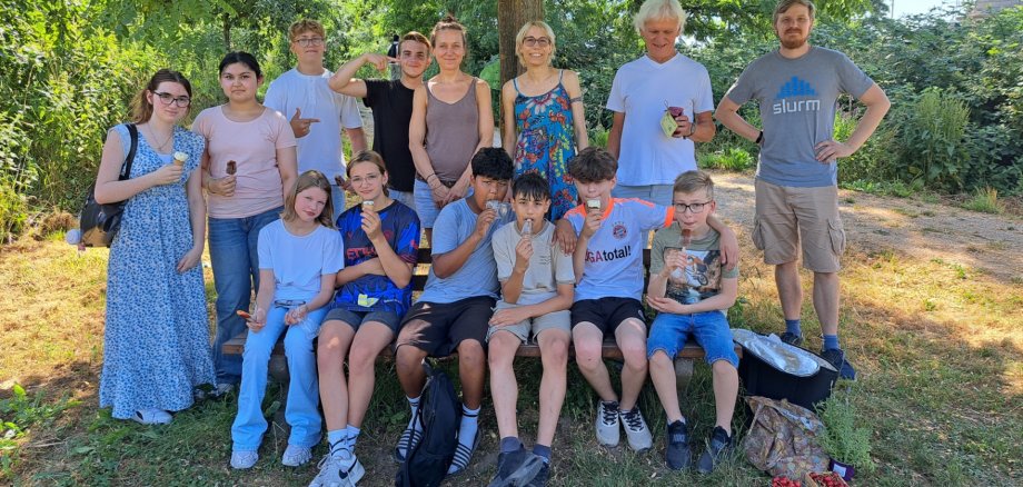 Abschluss der Garten-AG im Gemeinschaftsgarten Das Foto zeigt die Schülerinnen und Schüler der Garten-AG beim letzten Treffen.