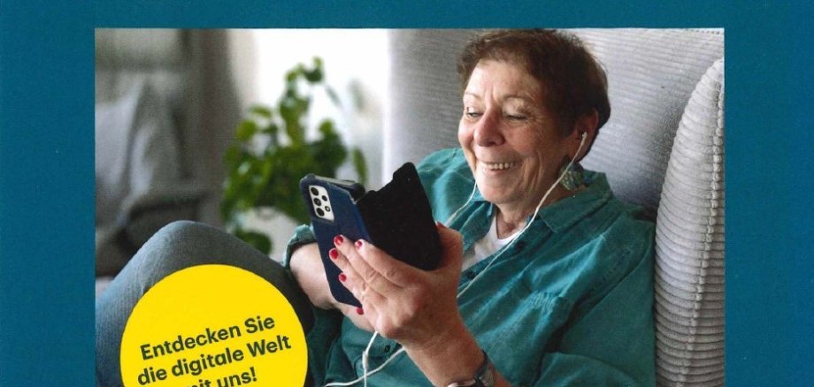 Digitalbotschafter Das Foto zeigt eine ältere Dame mit Handy.