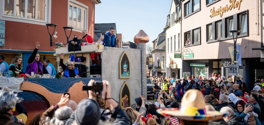 Das Foto zeigt eine Szene aus dem Karnevalsumzug in Sinzig an Veilchensdienstag 2025.
