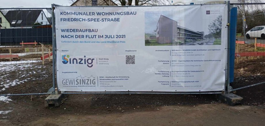Bauarbeiten am Wohngebäude in der Friedrich-Spee-Straße laufen Das Foto zeigt das offizielle Bauschild für das Wiederaufbauprojekt Friedrich-Spee-Straße.