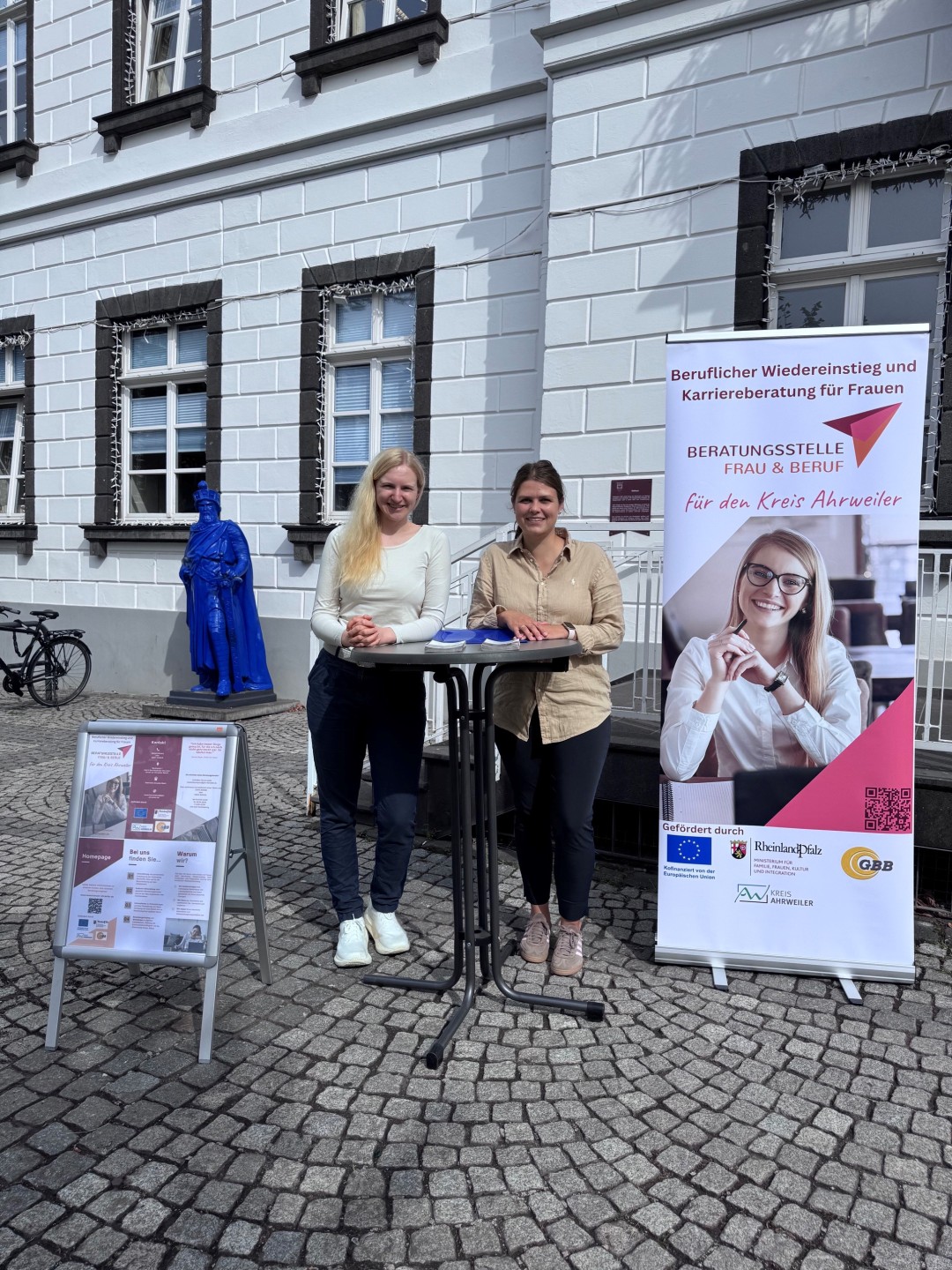 Das Foto zeigt Elisabeth Adam von „Frau und Beruf“ (l.) sowie Selina Schneider von der Stadt Sinzig.