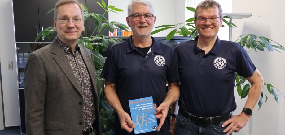 Bürgermeister Geron übernimmt Schirmherrschaft über den Murre-Lauf Das Foto zeigt Bürgermeister Andreas Geron, Bernhard Schmitz und Günter Schneider vom Lauftreff Westum.