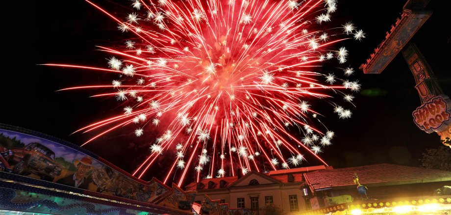 Das Foto zeigt das Feuerwerk zum Abschluss der Sinziger Kirmes.