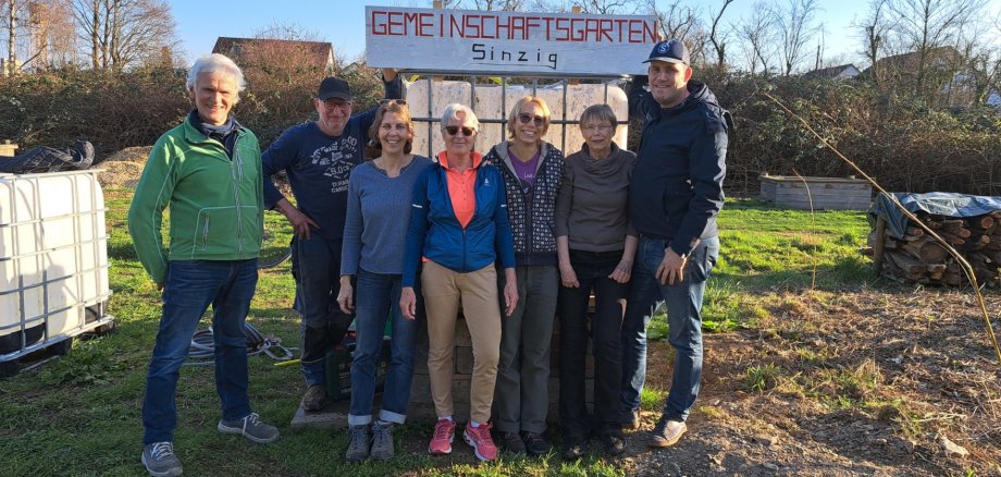 Neue Pumpe für den Gemeinschaftsgarten Das Foto zeigt die Gartenfreunde mit Guido Hensler vom Spendenshuttle.