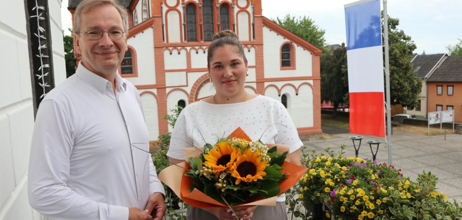 Duales Studium erfolgreich abgeschlossen Das Foto zeigt Darja Kozlenko gemeinsam mit Bürgermeister Andreas Geron.