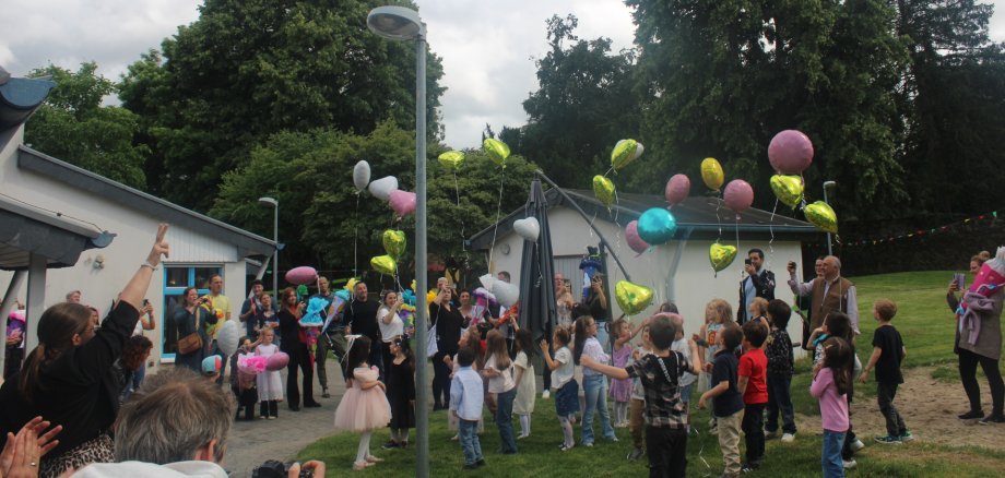 Gemeinsam ließen die Kinder bunte Luftballons in den Himmel steigen und verabschiedeten damit symbolisch ihre Kita-Zeit.
