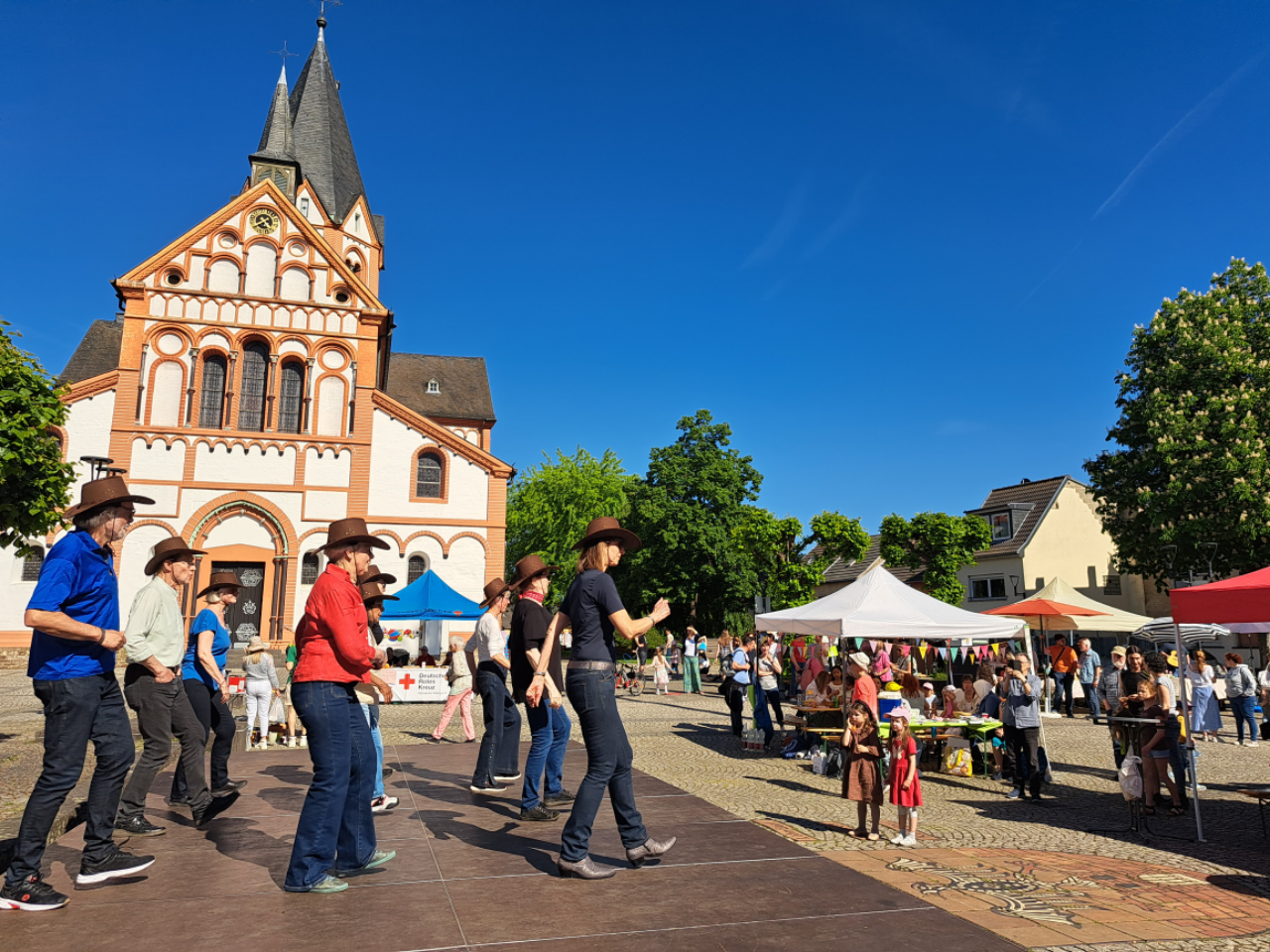 Das Foto zeigt Line-Dancer, die auf dem Mitmach-Markt 2025 ihre Tänze vorführen.