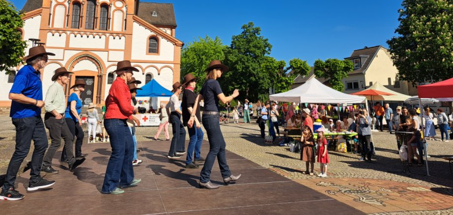 Mitmach-Markt in Sinzig Das Foto zeigt Line-Dancer, die auf dem Mitmach-Markt 2025 ihre Tänze vorführen.