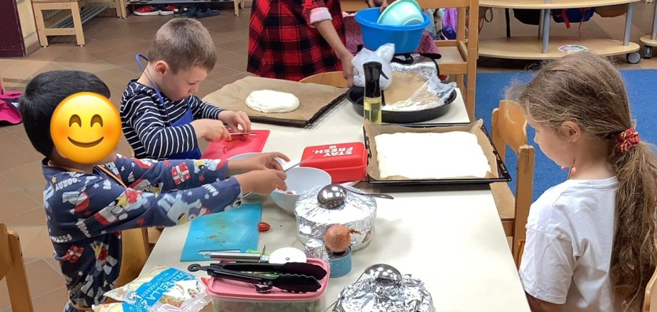 Interkulturelle Begegnung in der Kita Storchennest Sinzig Das Foto zeigt Kinder der Kita Storchennest beim Kochen mit Frau Abraham.