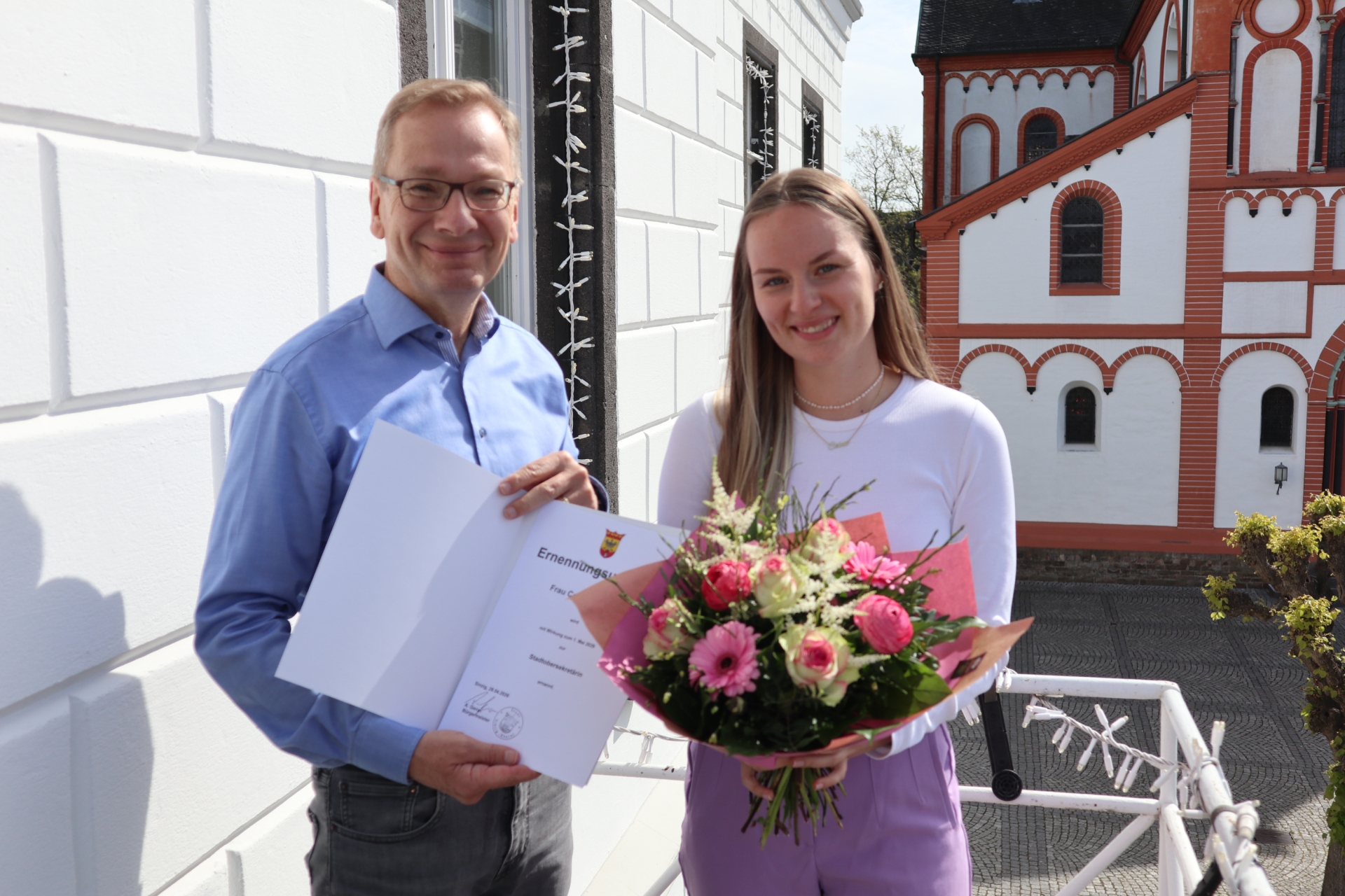 Das Foto zeigt Celine Federau und Bürgermeister Andreas Geron.
