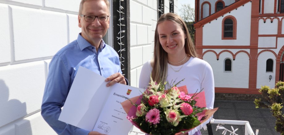 Karriereschritt in der Finanzabteilung Das Foto zeigt Celine Federau und Bürgermeister Andreas Geron.