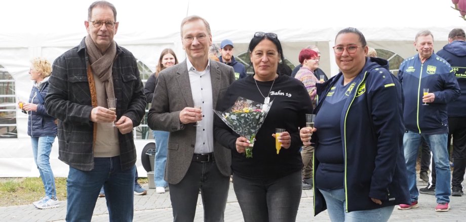 Minigolfsaison 2026 offiziell eröffnet Das Foto zeigt Bürgermeister Andreas Geron, Bad Bodendorfs Ortsvorsteher Jürgen Werf, Gastronomiepächterin Sandra Grimmer und Nicole Hansen vom MGC Bad Bodendorf.