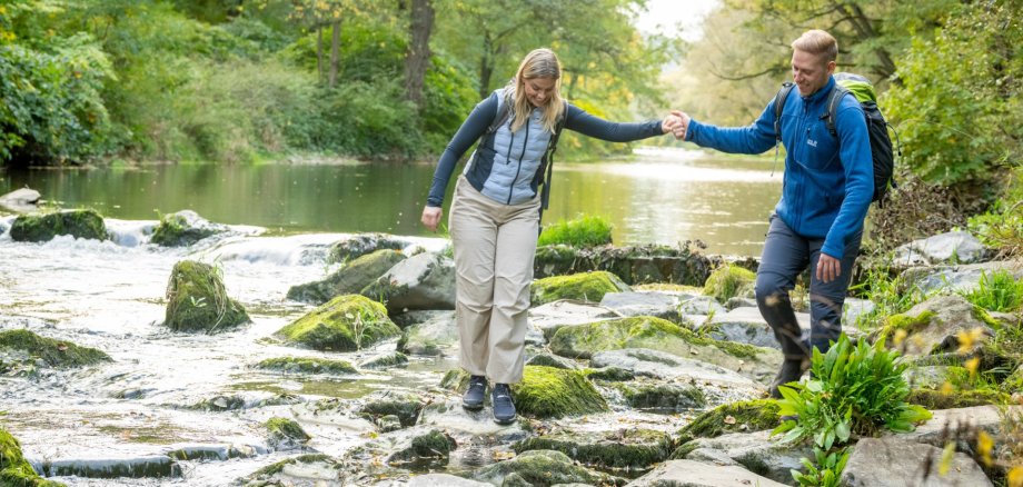 Neue AhrSchleife „RheinAhrSicht“ Das Foto zeigt ein junges Paar auf der neuen Wanderstrecke.