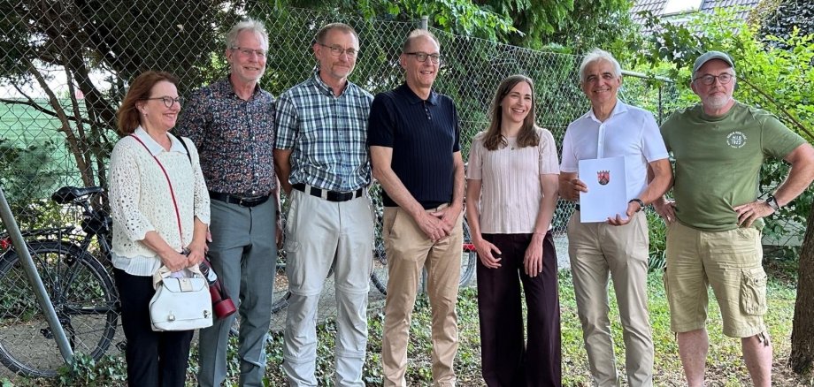 Förderbescheid für neuen Spielplatz in Koisdorf Das Foto zeigt unter anderem Staatssekretärin Fischer und den Ersten Beigeordneten Hans-Werner Adams.