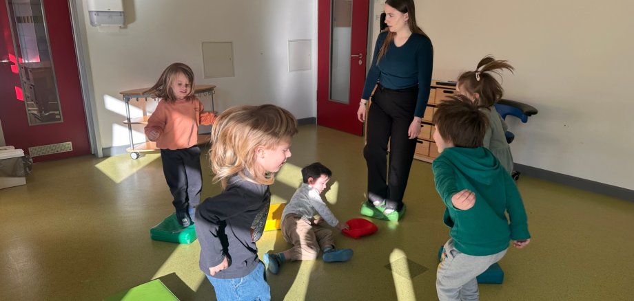 Projekt über Gefühle in der Kita Storchennest Das Foto zeigt die angehende Erzieherin Jule Kanebley mit den Kindern.