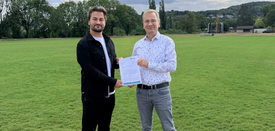 Übergabe Förderbescheid Das Foto zeigt Christopher Dreßler, Erste Vorsitzender des SC Rhein-Ahr Sinzig 1910 e.V. (l.) und Bürgermeister Andreas Geron (r.)