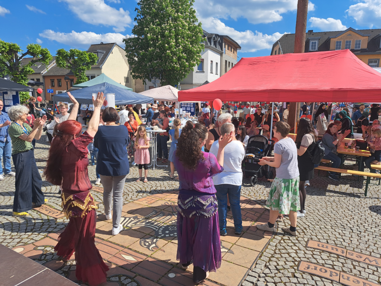 Das Foto zeigt das bunte Treiben auf dem dritten Mitmach-Markt in Sinzig.