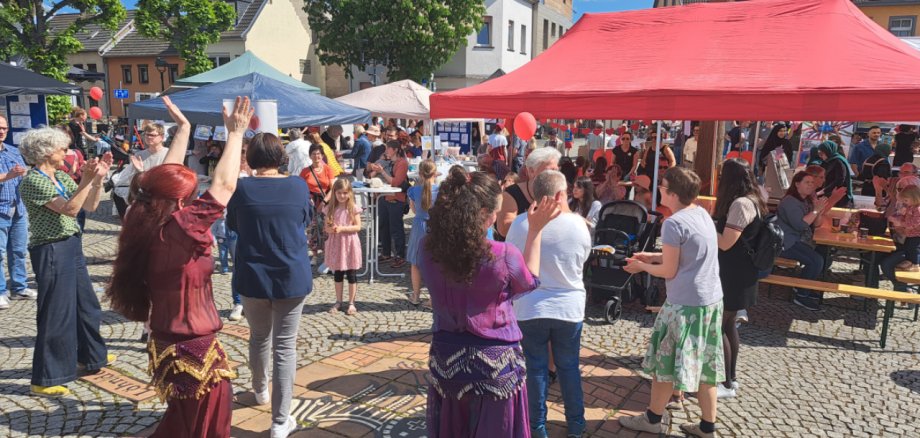 Mitmach-Markt Das Foto zeigt das bunte Treiben auf dem dritten Mitmach-Markt in Sinzig.