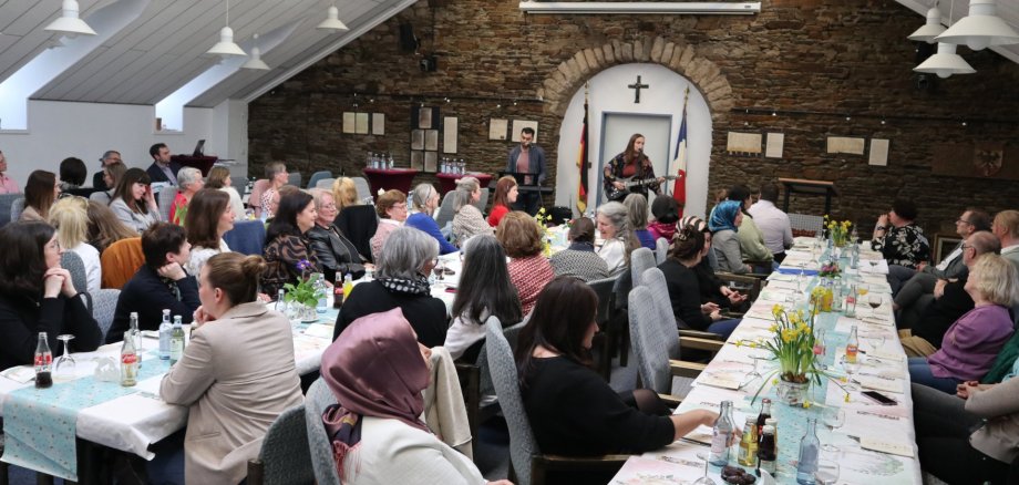 Das Foto zeigt die Besucherinnen der Frauentagveranstaltung im Sinziger Ratssaal.