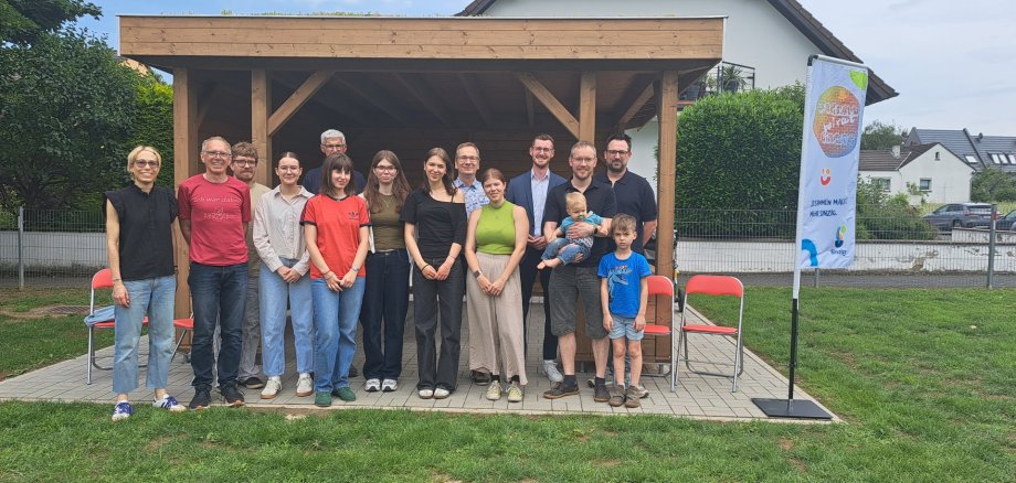 Sinziger Jugendbeirat freut sich über neue Hütte Das Foto zeigt Mitglieder des Jugendbeirats mit weiteren Gästen bei der Eröffnung der neuen Hütte.