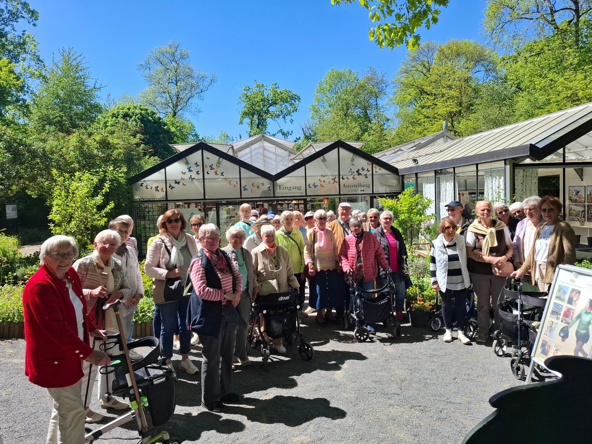 Das Foto zeigt die Sinziger Seniorinnen und Senioren vor dem Eingang zum Schmetterlingsgarten.