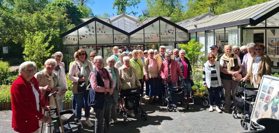 Sinziger Seniorinnen und Senioren besuchten Schmetterlingsgarten Das Foto zeigt die Sinziger Seniorinnen und Senioren vor dem Eingang zum Schmetterlingsgarten.