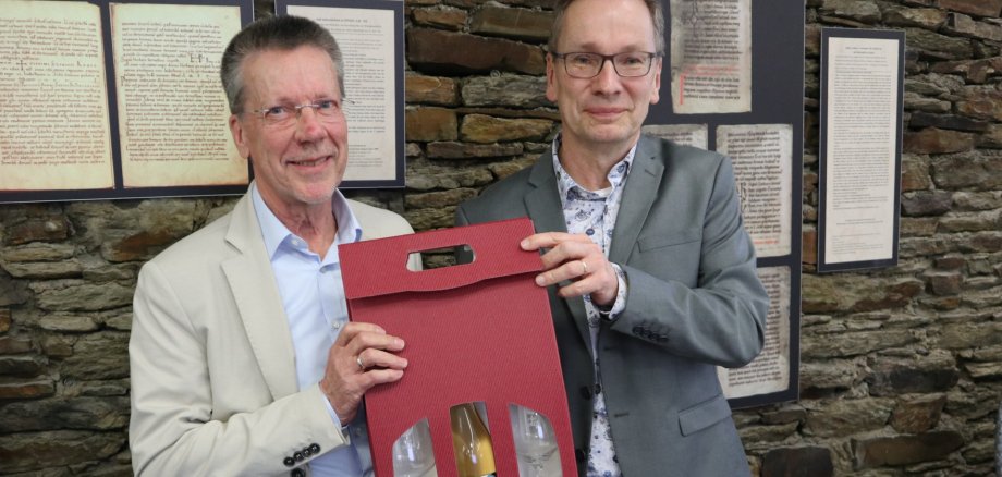Verabschiedung im Wiederaufbau-Team Das Foto zeigt Jürgen Menge und Bürgermeister Andreas Geron.
