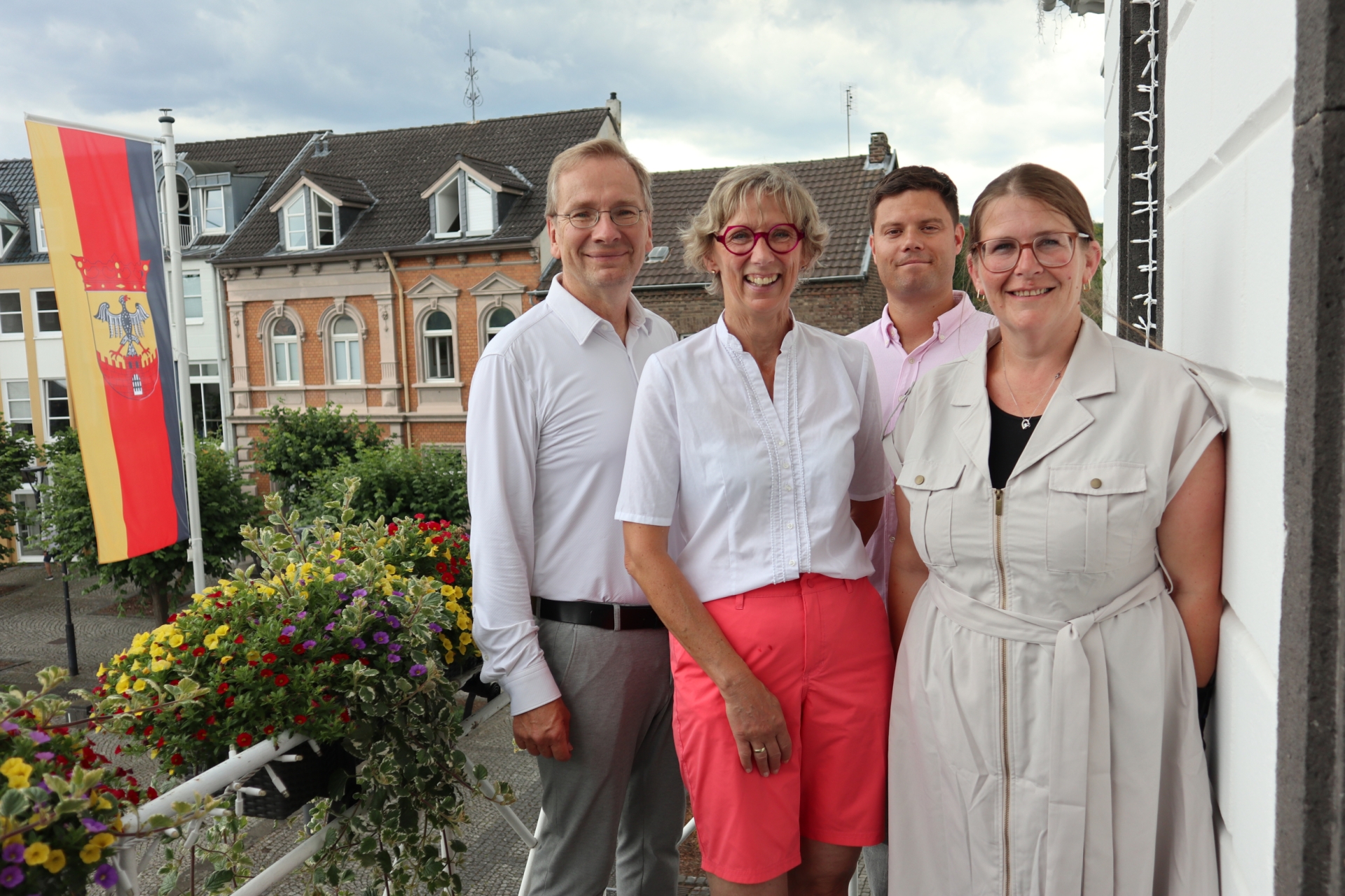 Das Foto zeigt Heike Helfrich-Uschkerat gemeinsam mit dem Bürgermeister, dem Personalratsvorsitzendem und der Kita-Leitung.