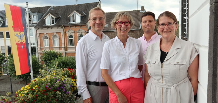 Verabschiedung in der Kita Spatzennest Das Foto zeigt Heike Helfrich-Uschkerat gemeinsam mit dem Bürgermeister, dem Personalratsvorsitzendem und der Kita-Leitung.