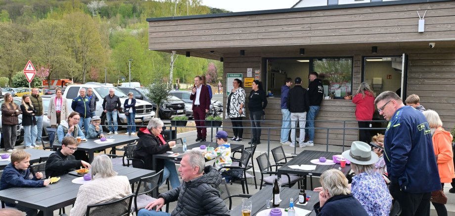 Vereinsheim an der Minigolfanlage in Bad Bodendorf eingeweiht Das Foto zeigt Bürgermeister Andreas Geron und Besucherinnen und Besucher der Eröffnungsfeier.