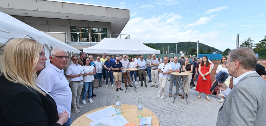 Fertigstellung Wiederaufbauprojekt TC Bad Bodendorf Das Foto zeigt die Wiederaufbaufeier auf dem Gelände des TC Bad Bodendorf.