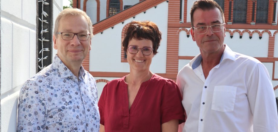 Verstärkung im Bereich Soziales und Kitas Das Foto zeigt Bürgermeister Andreas Geron mit Elfi Pauly und Thomas Schäfer.