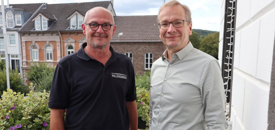 Vollzugsdienst der Stadt Sinzig erhält Verstärkung Das Foto zeigt Andreas Haubrichs (l.) mit Bürgermeister Andreas Geron.
