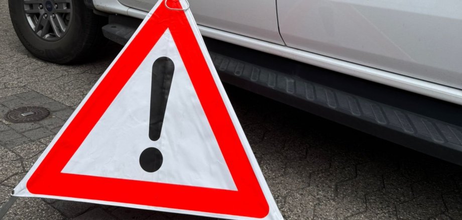 Warnschild Stadtwerke Das Foto zeigt ein Auto der Stadtwerke und ein Baustellenschild.