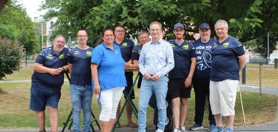 Das Foto zeigt Mitglieder des MGC Bad Bodendorf mit Bürgermeister Andreas Geron.