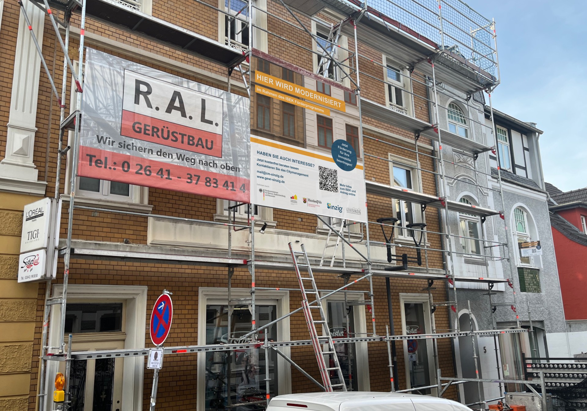 Das Foto zeigt ein Banner an einem Gebäude im ISEK-Gebiet.