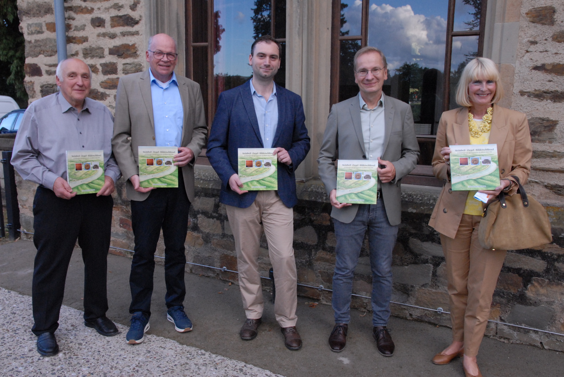 Buchvorstellung im Sinziger Schloss Das Foto zeigt Rudolf Menacher (Autor), Hardy Rehmann (Vorsitzender Förderverein), Gabriel Heeren (Autor), Bürgermeister Andreas Geron und Verlegerin Antje Heel (v.l.) bei der Buchvorstellung.